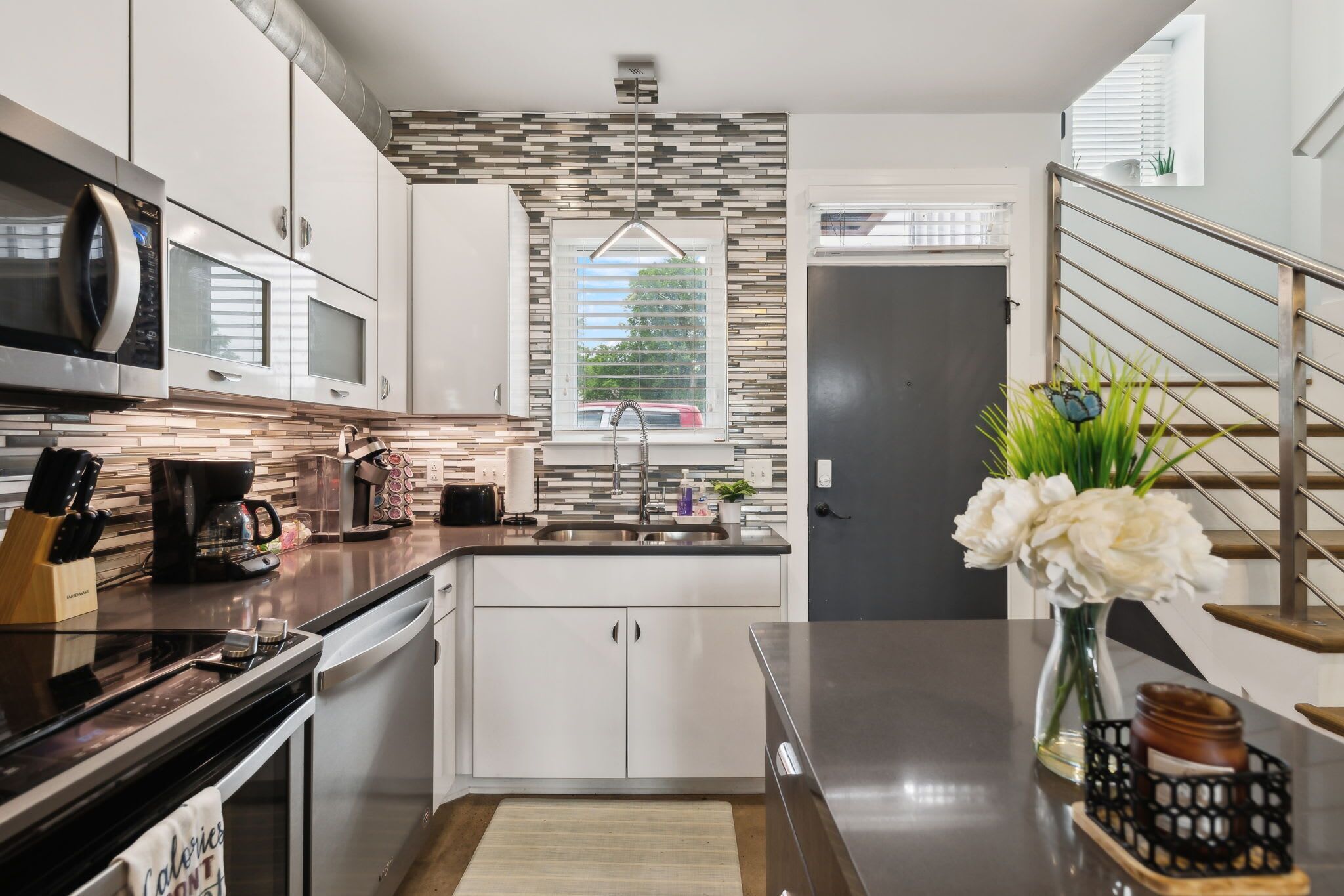 冷蔵庫、電子レンジ、オーブン、コンロ