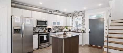 Refrigerador, microondas, horno y parrilla de estufa