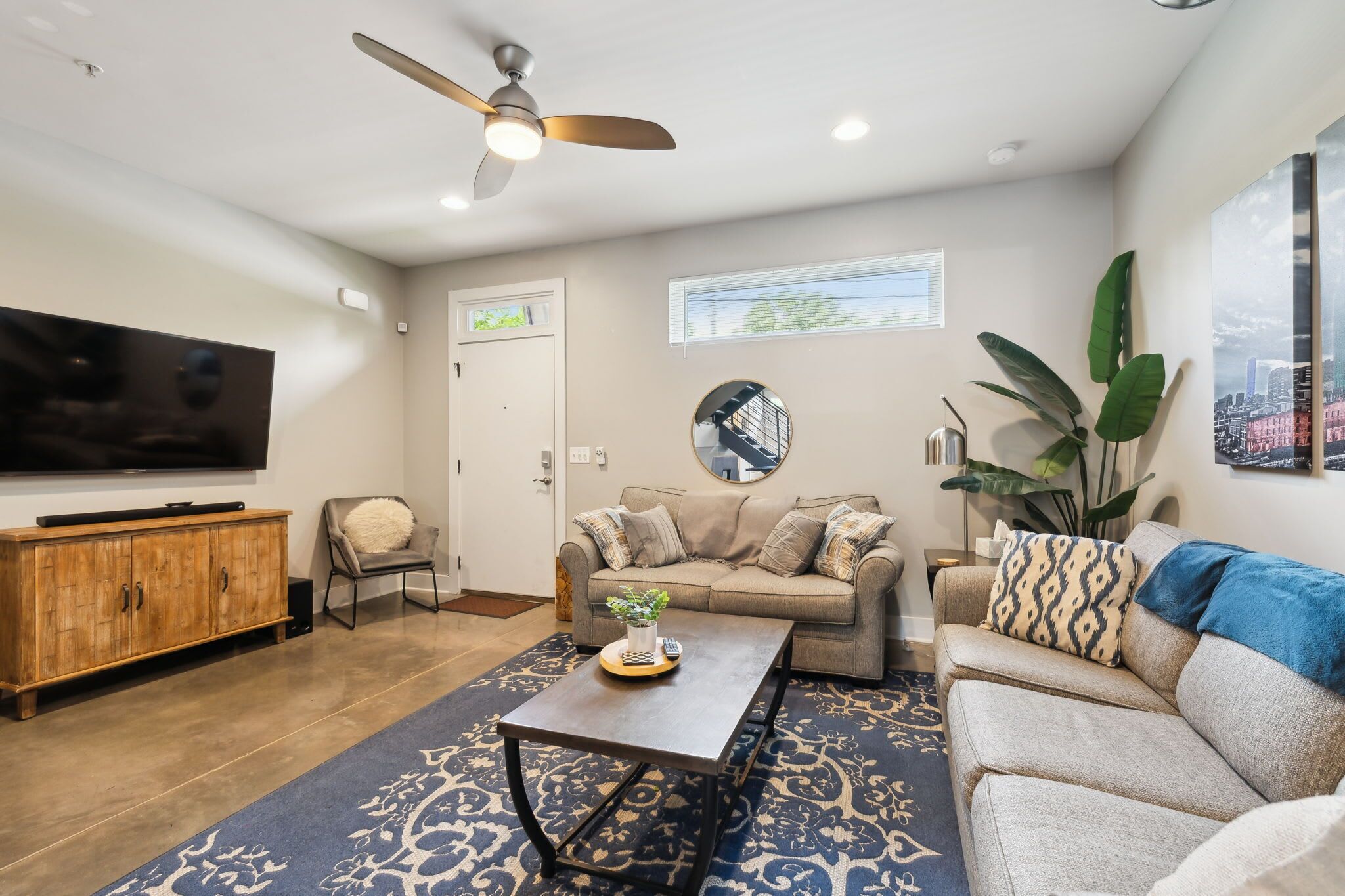 Télévision, jeux vidéo, espaces bureaux