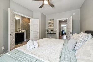 2 bedrooms, iron/ironing board, WiFi, bed sheets - Cozy 3-Story Townhome w/ Rooftop & Skyline Views! (Nashville)