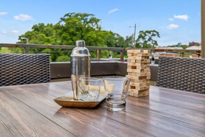 Outdoor dining - Cozy 3-Story Townhome w/ Rooftop & Skyline Views! (Nashville)