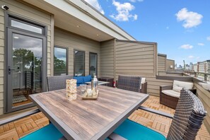 Outdoor dining - Cozy 3-Story Townhome w/ Rooftop & Skyline Views! (Nashville)