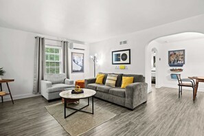 TV, offices - Relaxing Unit in Louisville's Business Center! (Louisville)