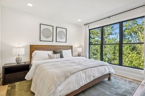 3 Schlafzimmer, Schreibtisch, Bügeleisen/Bügelbrett, WLAN