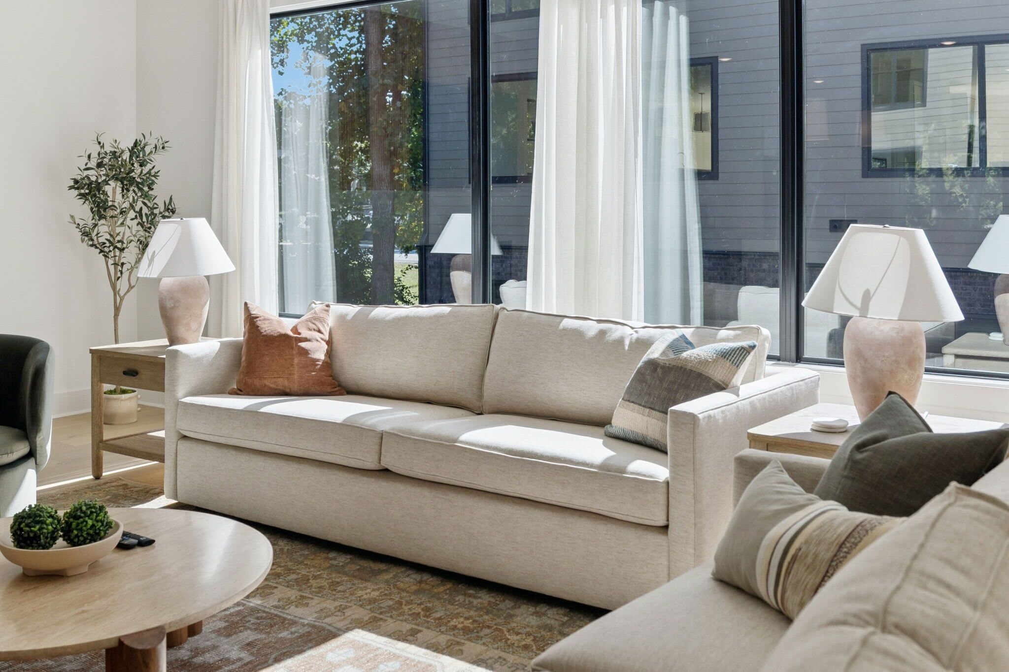 Televisión, chimenea y oficina 