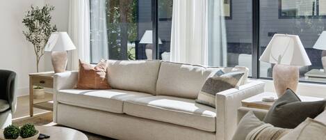 Télévision, cheminée, espaces bureaux