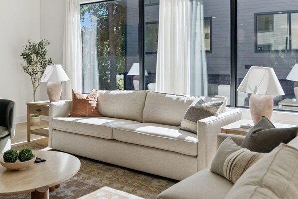 Televisión, chimenea y oficina 