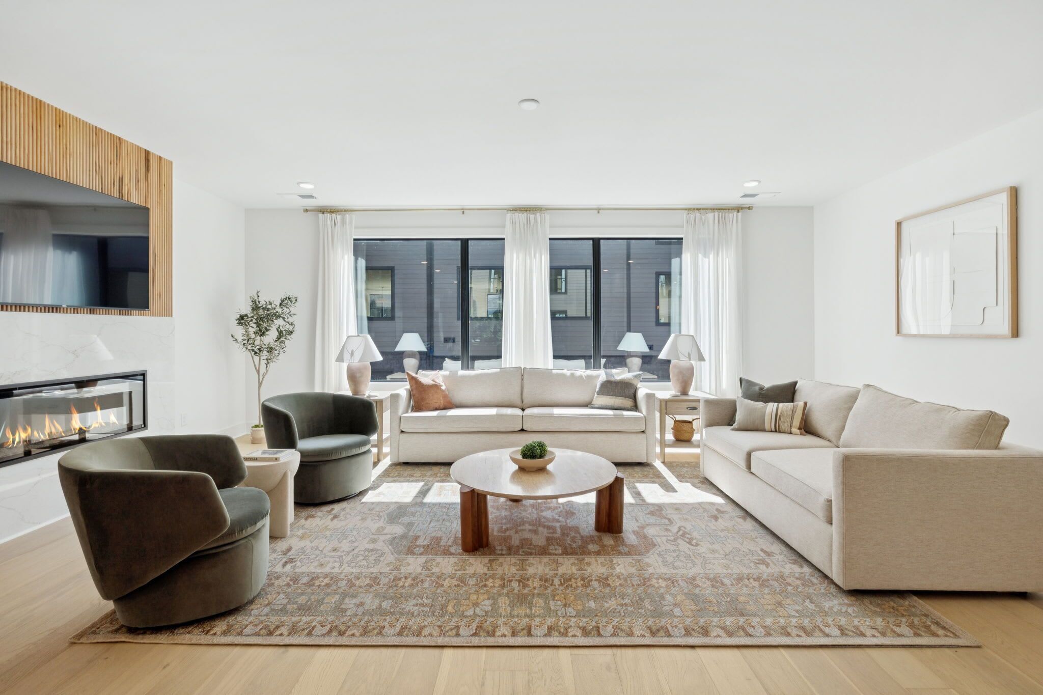 Televisión, chimenea y oficina 