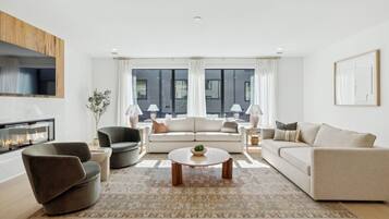 Televisión, chimenea y oficina