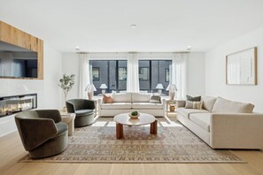 تلفزيون، مدفأة، مكتب