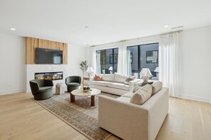 Televisión, chimenea y oficina 