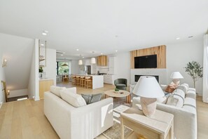 Televisión, chimenea y oficina 