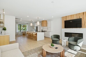 تلفزيون، مدفأة، مكتب