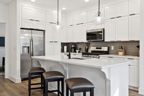 Fridge, microwave, oven, stovetop - NEW! Nash Modern Luxurious Space w/ Rooftop Views! (Nashville)