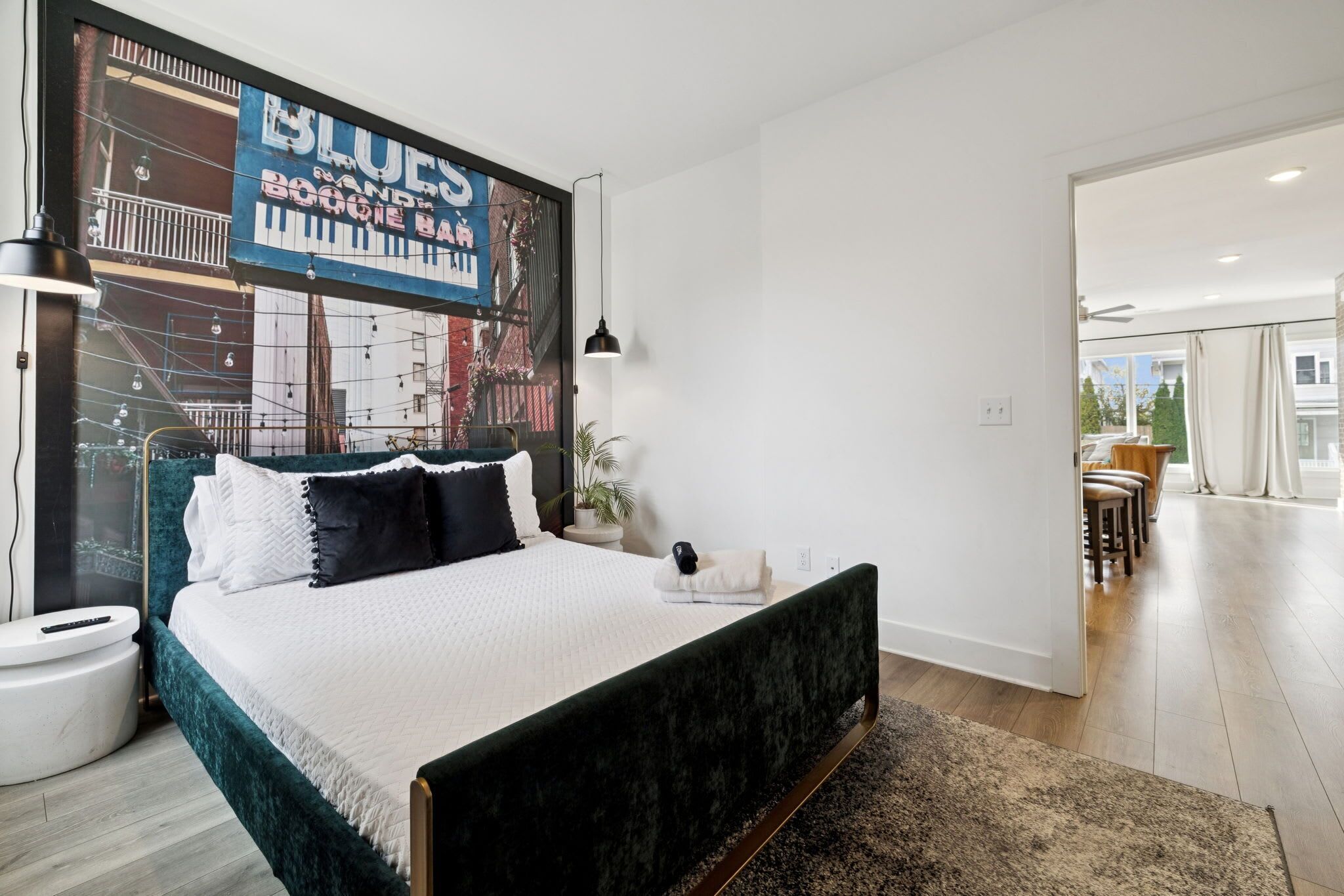 4 slaapkamers, een bureau, een strijkplank/strijkijzer, wifi