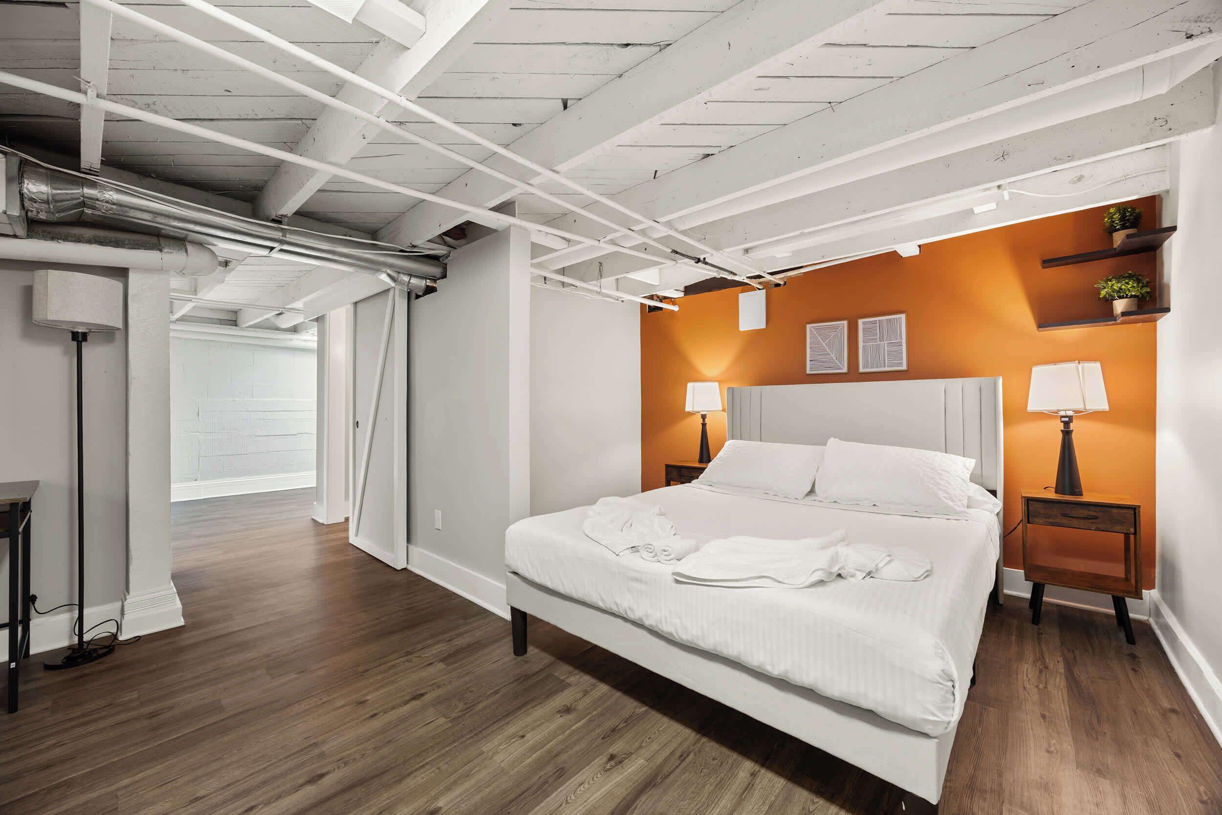 3 habitaciones, tabla de planchar con plancha, wifi y ropa de cama 