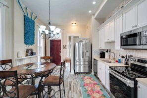 Fridge, microwave, oven, stovetop - Spacious two-unit home in historic Old Louisville! (Louisville)