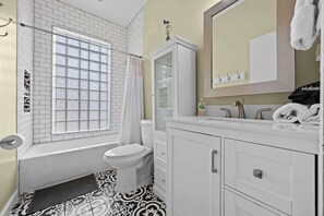 Shower, hair dryer, towels, shampoo - Spacious two-unit home in historic Old Louisville! (Louisville)