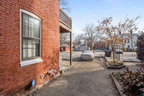 Property grounds - Perfect Derby Week Unit Near Churchill Downs! (Louisville)