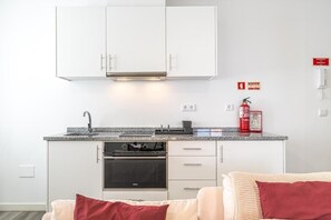 Réfrigérateur, four à micro-ondes, un four, surface de cuisson