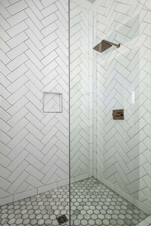 Douche, sèche-cheveux, serviettes fournies, shampoing