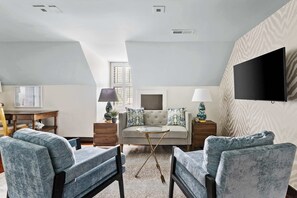 Offices - Chic Downtown 2bd Retreat with Parking (Charleston)
