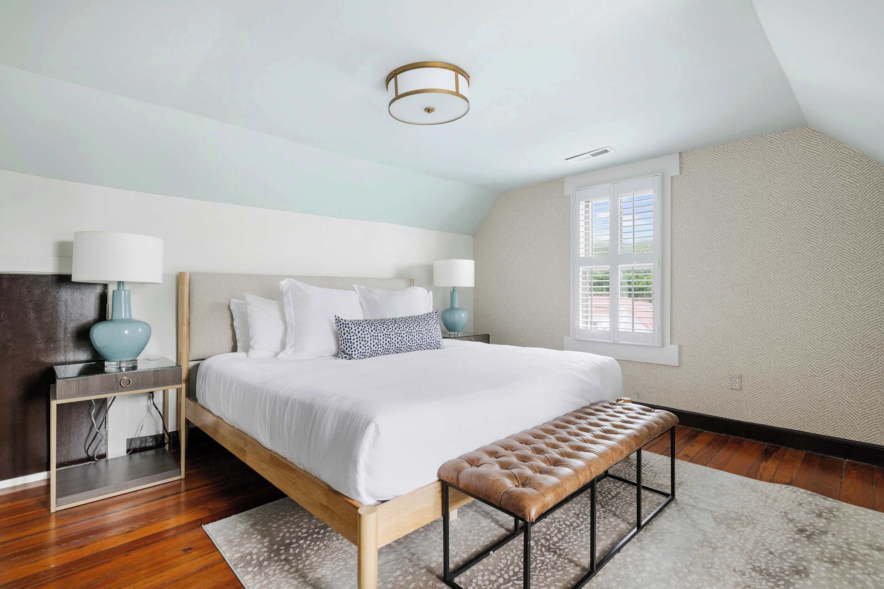 2 bedrooms, desk, iron/ironing board, WiFi