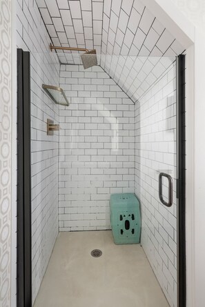 Shower, hair dryer, towels, shampoo - Chic Downtown 2bd Retreat with Parking (Charleston)