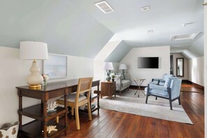 Offices - Chic Downtown 2bd Retreat with Parking (Charleston)