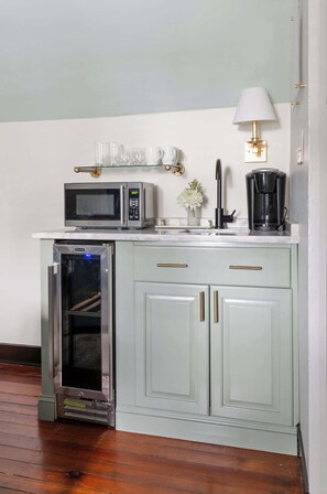 Microwave, coffee/tea maker, cookware/dishes/utensils - Chic Downtown 2bd Retreat with Parking (Charleston)