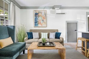 TV, offices - The Inns - Spacious 2 Bedroom - Downtown (Charleston)