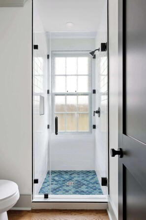 Shower, hair dryer, towels, shampoo - Spacious 2bd King Beds w. Parking, near King St! (Charleston)