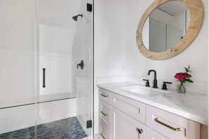 Een douche, een haardroger, handdoeken, shampoo