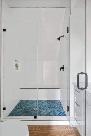 Shower, hair dryer, towels, shampoo - Stylish, Cozy 1BD Apartment, steps to King! (Charleston)