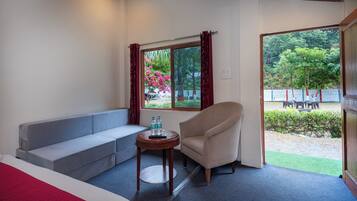 Deluxe Room | Desk, iron/ironing board, free WiFi