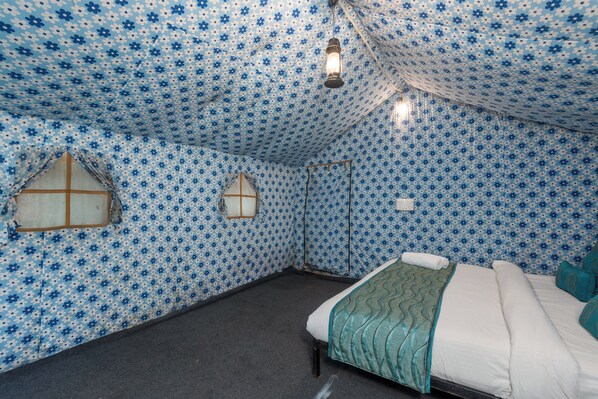 A room with a bed, a window, and a patterned ceiling. - River Valley Resort Rishikesh (Rishikesh)