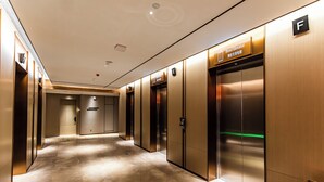 A modern hotel elevator with a digital display and a sign indicating the direction to the hotel elevator. - Nanning Huafengcheng ECHENG Hotel (Nanning)