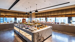 A modern breakfast bar with marble countertops and a variety of food items. - Nanning Huafengcheng ECHENG Hotel (Nanning)