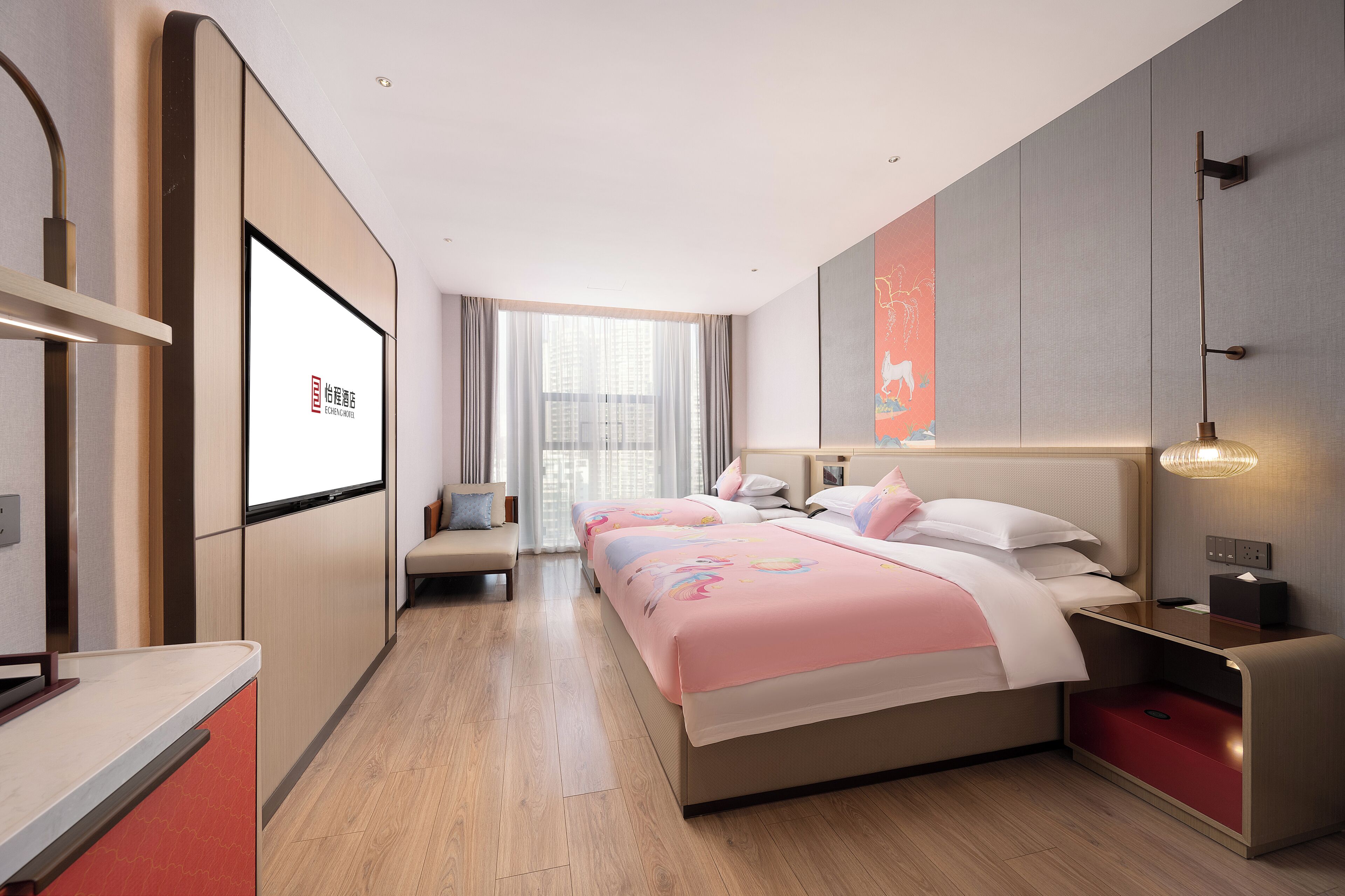 Quarto de hotel moderno com uma cama grande, mesas de cabeceira, escrivaninha e uma janela ampla com cortinas.