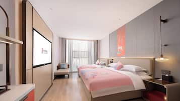 Quarto de hotel moderno com uma cama grande, mesas de cabeceira, escrivaninha e uma janela ampla com cortinas.