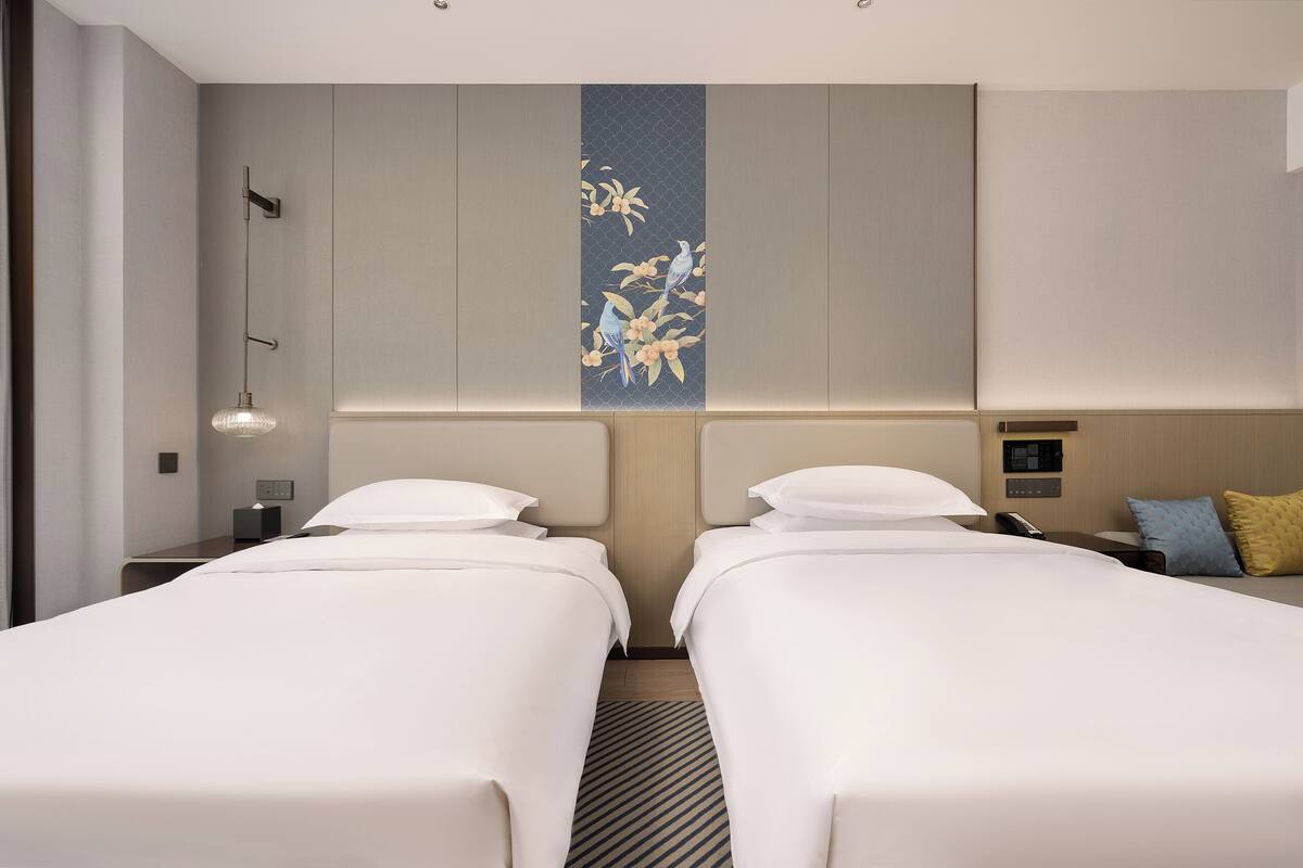 Superior Twin kamer | Luxe beddengoed, een gratis minibar, een bureau, een laptopwerkplek
