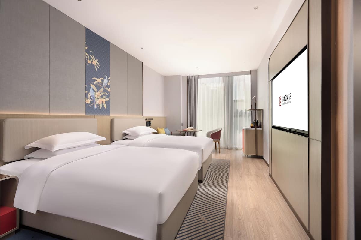 City tweepersoonskamer | Luxe beddengoed, een gratis minibar, een bureau, een laptopwerkplek