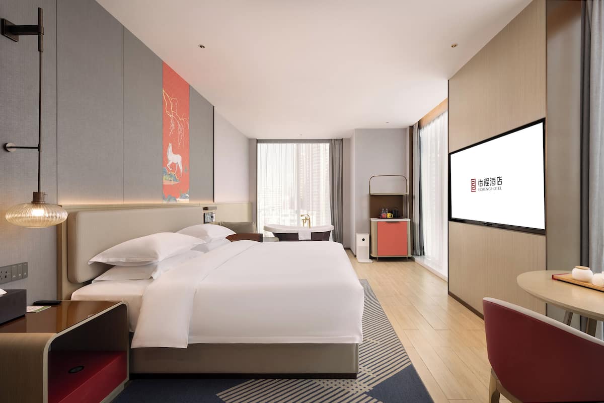 Luxe tweepersoonskamer | Luxe beddengoed, een gratis minibar, een bureau, een laptopwerkplek