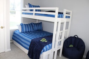 2 bedrooms, iron/ironing board, WiFi