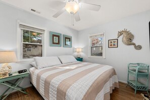 4 bedrooms, free WiFi - 404 - Just Two Blocks from the Beach, Near Park, Dining, and Mini Golf (Nags Head)