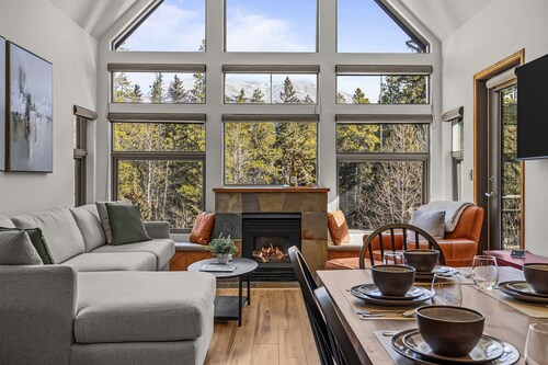 Enchanting Mountain Condo - Outdoor Hot Tub | Mountain Views