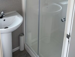 Shower - 30 Wells Close (Berwick-upon-Tweed)