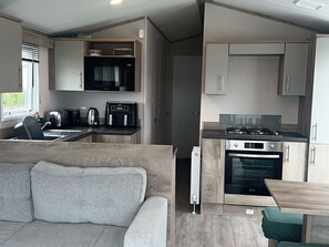 Keittoastiat/astiat/ruokailuvälineet