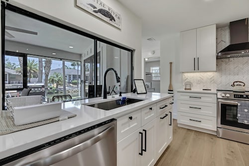 Spacious 4-bedroom waterfront home in beautiful Crystal River with fitness room