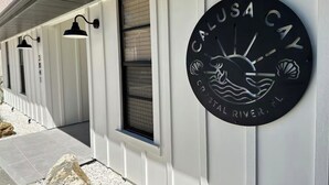Schild für Calusa Cay in Crystal River, Florida, mit maritimer Gestaltung.
